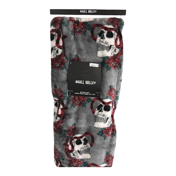 Skull serpent red roses printed‎ gray soft velvet plush throw blanket new - Picture 3 of 11